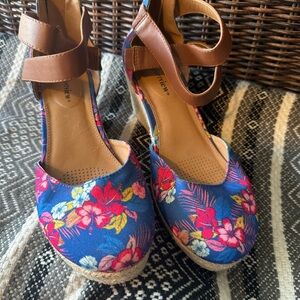 Comfortview Floral Espadrille Wedge Sandals Size 8.5W 🌺 Platform Ankle Strap